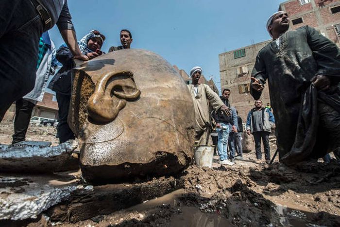 Old Statue Of Egypt’s Greatest Pharaoh Ramses II Found In Cairo’s Slums (10 pics)