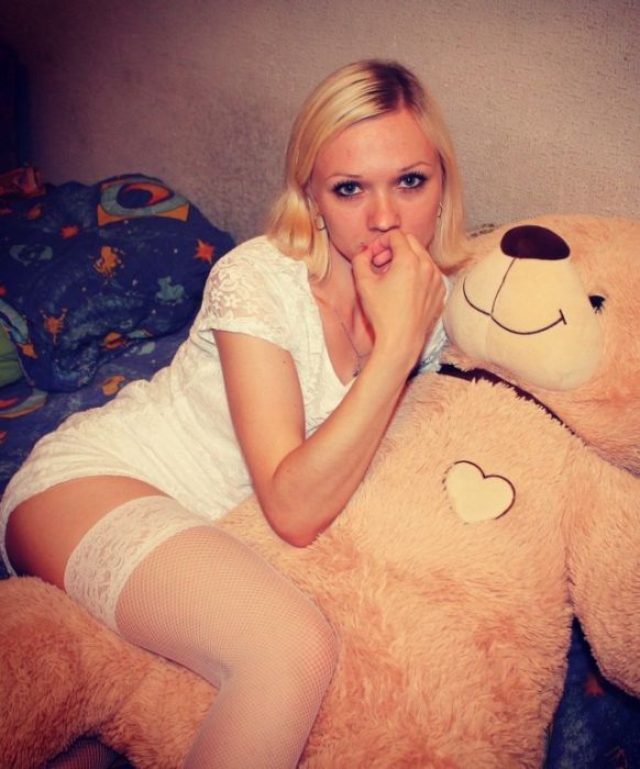 Sexy Girls Love Cuddling With Teddy Bears (39 pics)