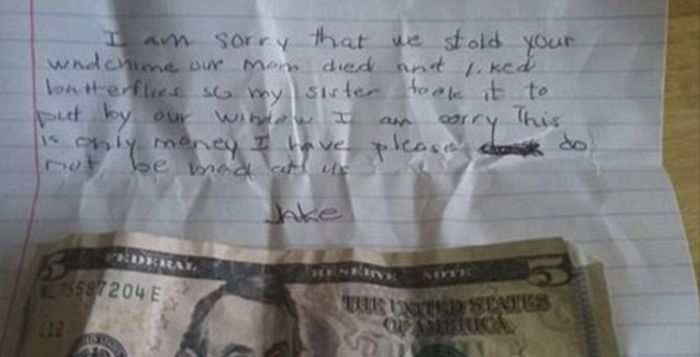 Woman Finds Heartbreaking Note On Her Door (2 pics)