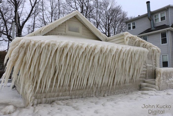 This House Is Completely Frozen In Ice (3 pics)