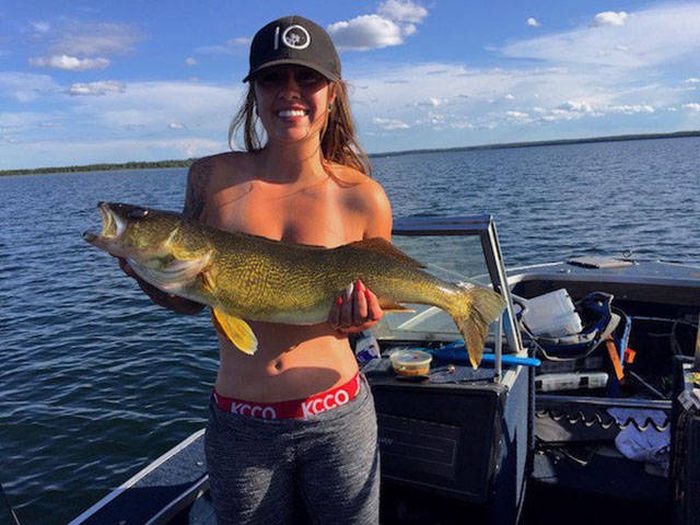 Hot Girls Make Fishing Look So Fun (50 pics)