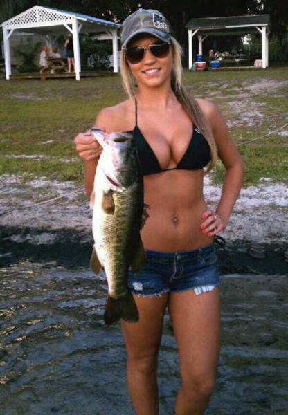 Hot Girls Make Fishing Look So Fun (50 pics)