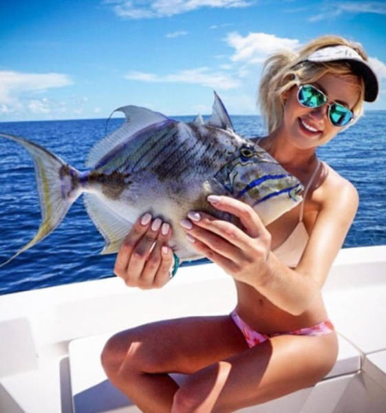 Hot Girls Make Fishing Look So Fun (50 pics)