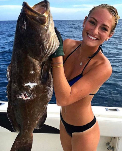 Hot Girls Make Fishing Look So Fun (50 pics)