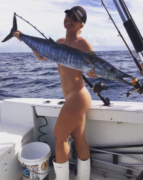 Hot Girls Make Fishing Look So Fun (50 pics)