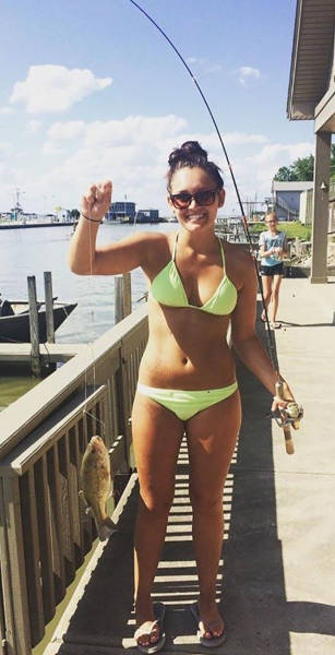 Hot Girls Make Fishing Look So Fun (50 pics)