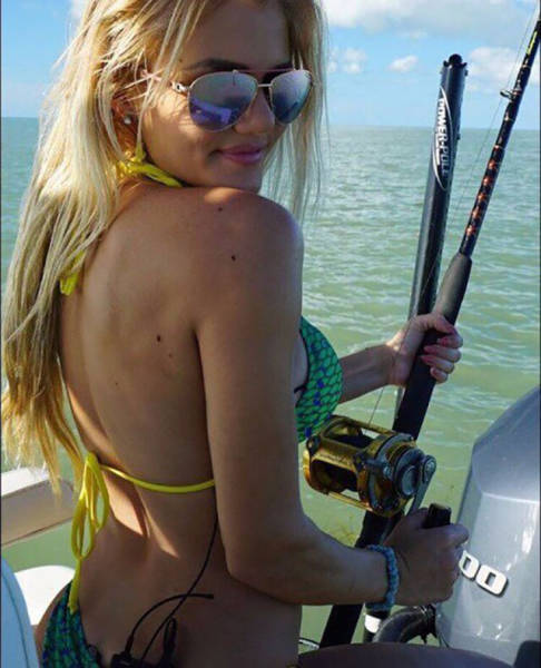 Hot Girls Make Fishing Look So Fun (50 pics)