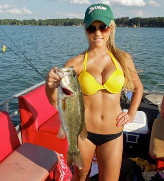 Hot Girls Make Fishing Look So Fun (50 pics)