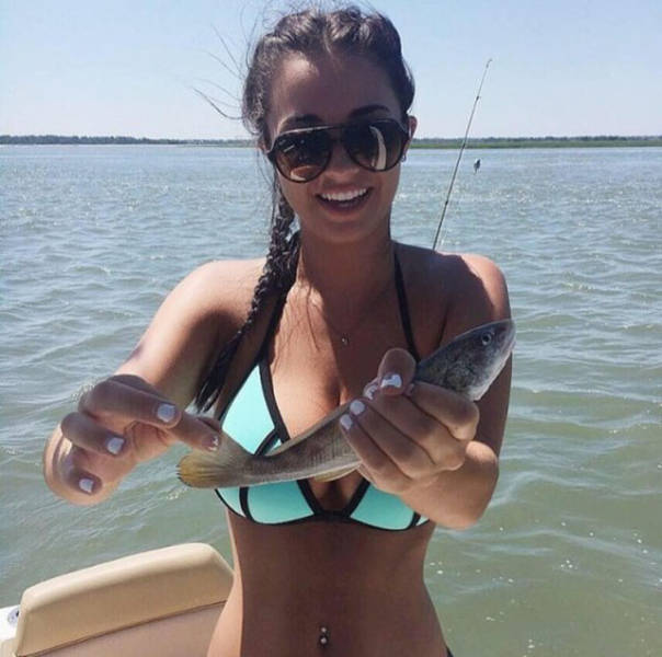 Hot Girls Make Fishing Look So Fun (50 pics)