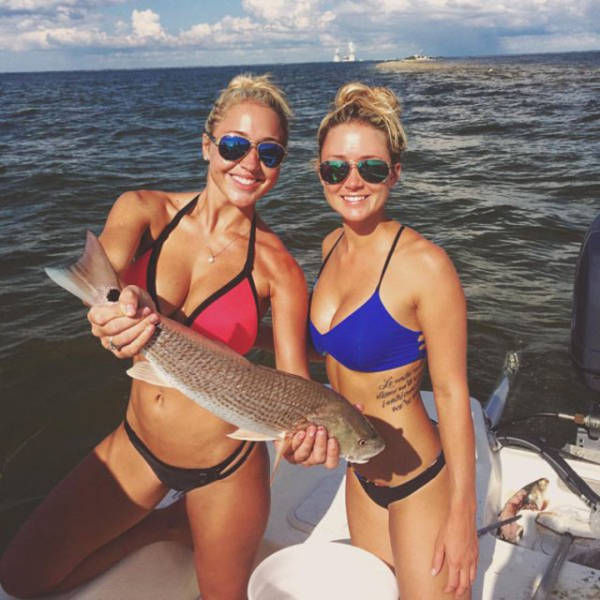 Hot Girls Make Fishing Look So Fun (50 pics)