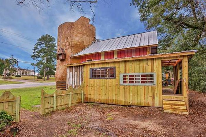 This Boot Shaped House Has Texas Written All Over It (16 pics)