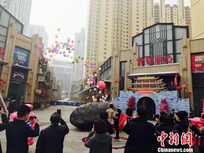 Chinese Man Buys Meteorite For Marriage Proposal (3 pics)