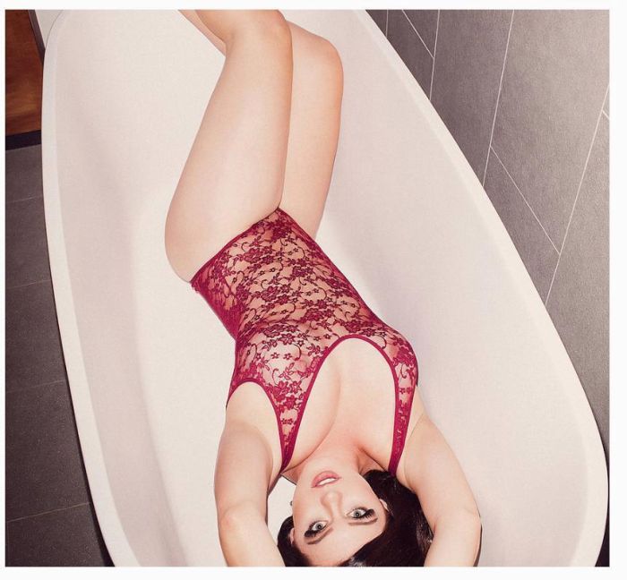 This High Class Escort Has A Hefty Price Tag (4 pics)