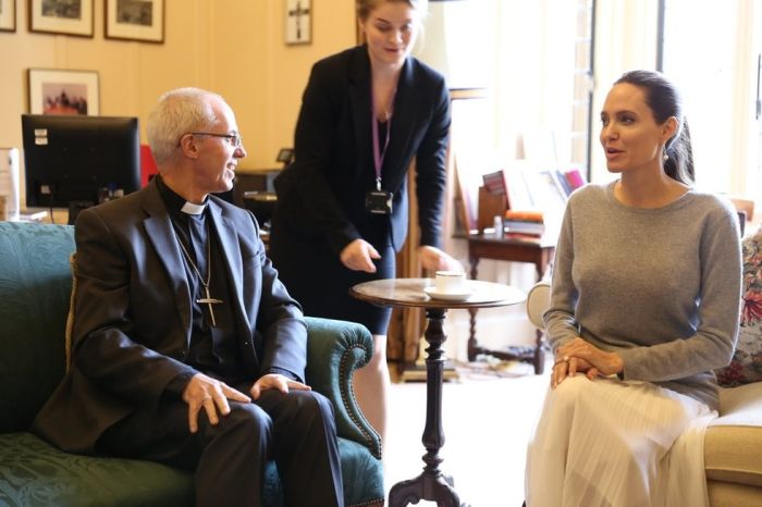 Angelina Jolie Forgot To Wear A Bra When She Met The Archbishop Of Canterbury (2 pics)