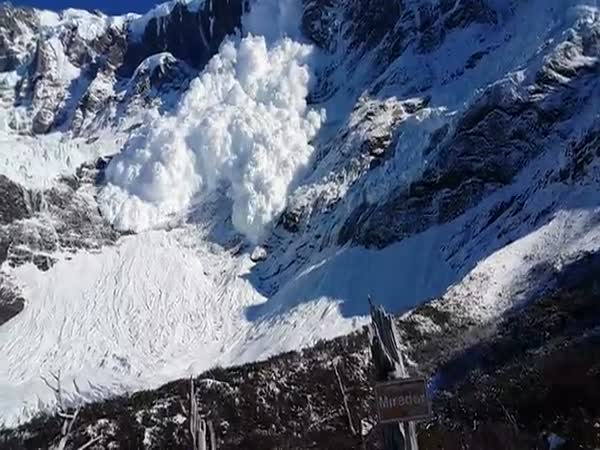 Avalanche Gets Up Close And Personal As Tourists Film