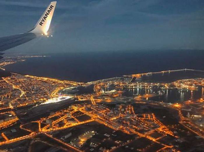 Why It's Always Best To Sit In The Seat Near The Window (20 pics)