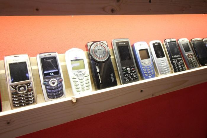 This Might Be The World's Biggest Collection Of Mobile Phones (14 pics)