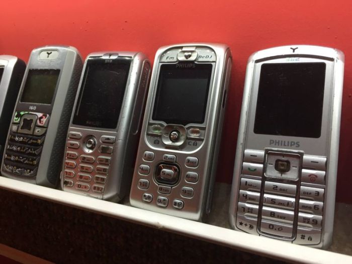 This Might Be The World's Biggest Collection Of Mobile Phones (14 pics)