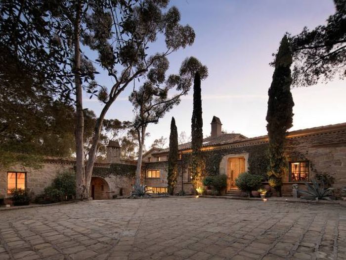 Ellen DeGeneres Put Her Gorgeous Mansion On The Market (19 pics)