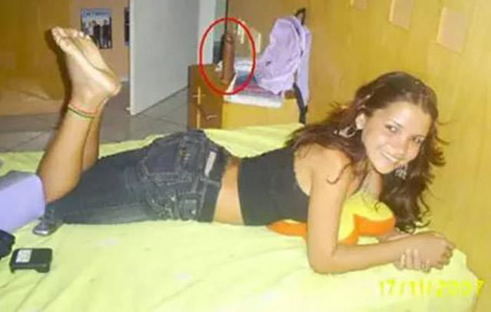 This Is Why Girls Need To Check Their Room Before Taking Selfies (18 pics)