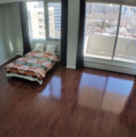 Weird Apartment Listing Uses Double Bed For Scale (4 pics)