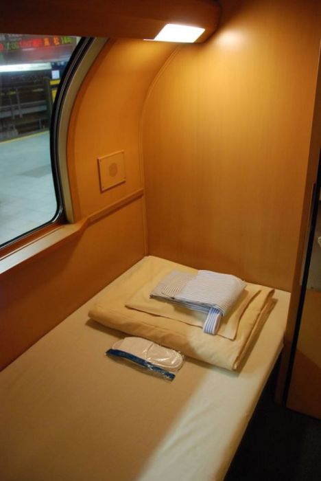Many Japanese People Prefer The Sunrise Express Train (7 pics)