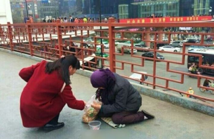 See What This Beggar Does When She's Handed Food (5 pics)
