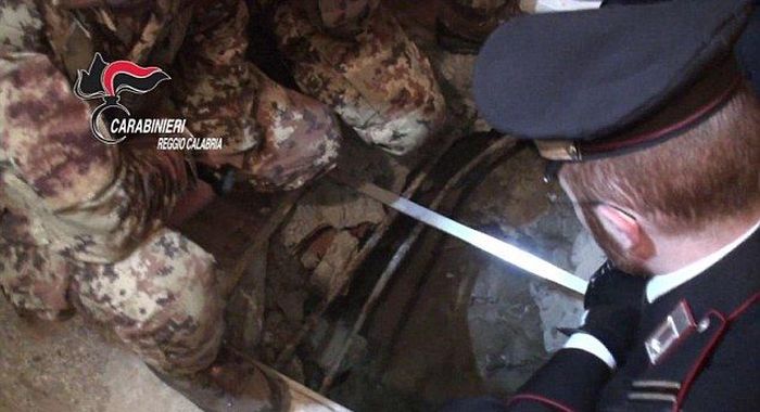 Clan Boss Tied To A Gangland Killing Found In A Bunker (5 pics)