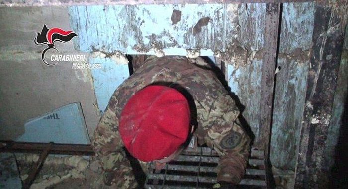 Clan Boss Tied To A Gangland Killing Found In A Bunker (5 pics)