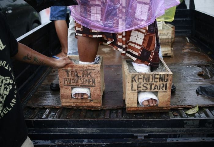 Indonesian Farmers Cement Their Own Feet In Protest (6 pics)