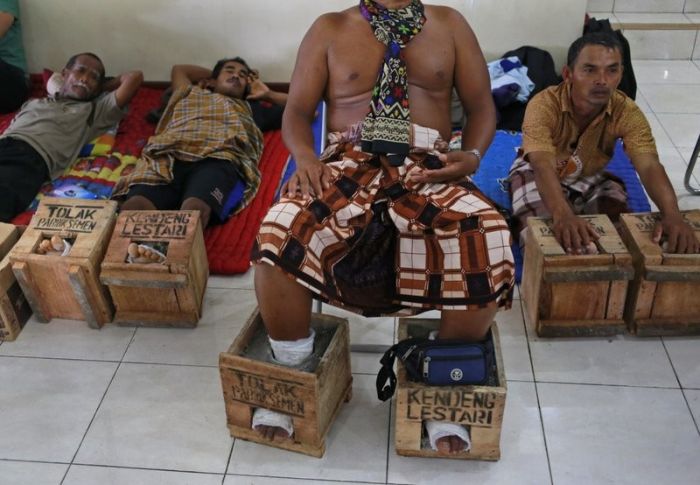 Indonesian Farmers Cement Their Own Feet In Protest (6 pics)