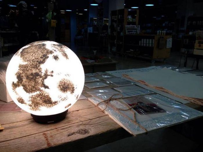 These Lamps Allow You To Have A Planet At Home (11 pics)