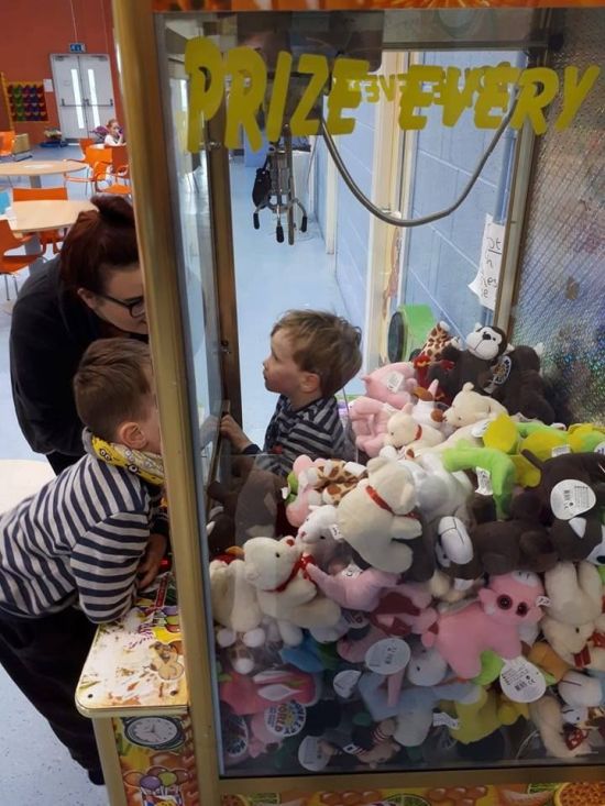 Kid Gets Extra Prizes After Getting Stuck In The Machine (4 pics)