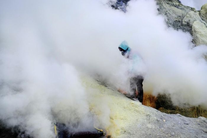 Workers Extract Sulfur From The Crater Of A Volcano In Indonesia (16 pics)