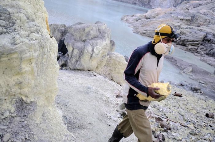 Workers Extract Sulfur From The Crater Of A Volcano In Indonesia (16 pics)