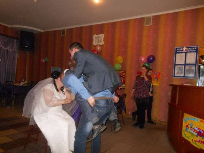 A Collection Of Wedding Photos That Should Probably Be Destroyed (47 pics)