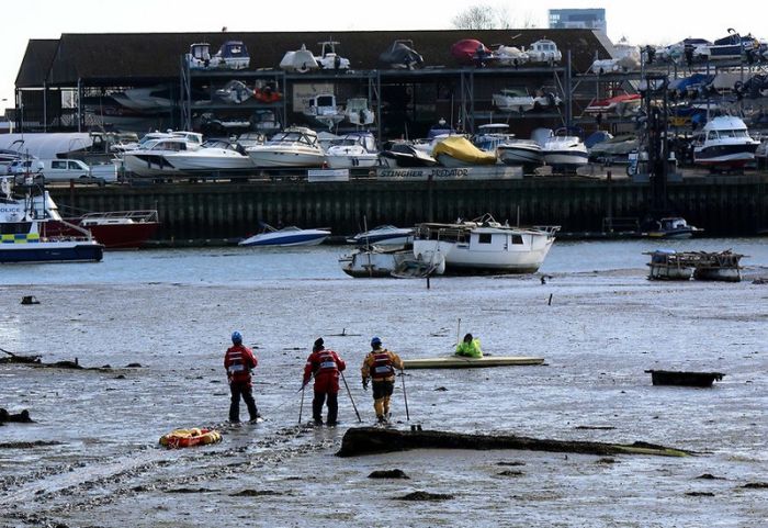 Kayaker Gets Trapped In Southhampton (7 pics)