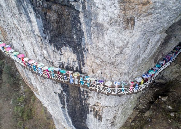 Stunning Qipao Show Takes Place On A Cliff In China (6 pics)