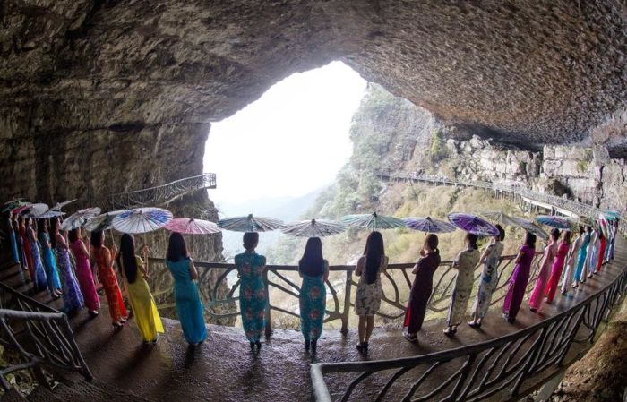 Stunning Qipao Show Takes Place On A Cliff In China (6 pics)