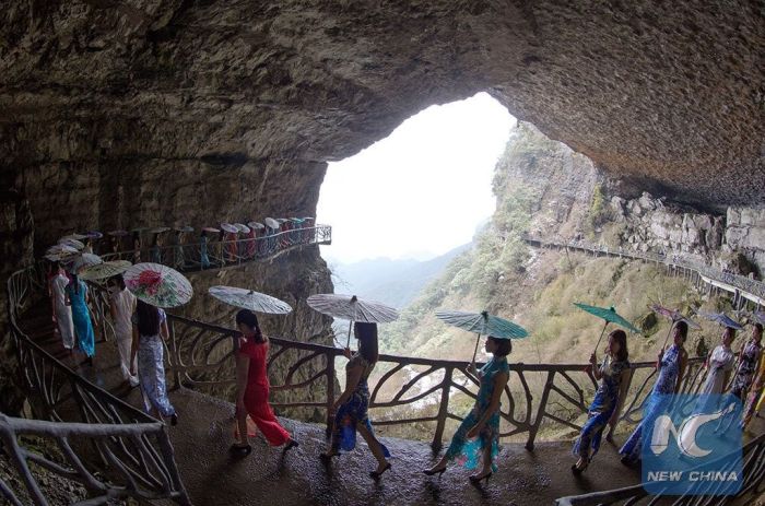 Stunning Qipao Show Takes Place On A Cliff In China (6 pics)