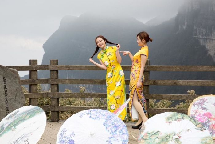Stunning Qipao Show Takes Place On A Cliff In China (6 pics)