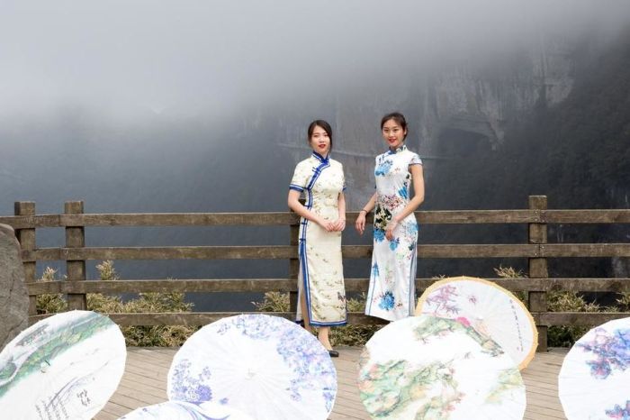 Stunning Qipao Show Takes Place On A Cliff In China (6 pics)