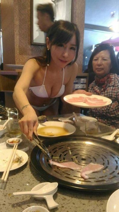 Women Serve Food In Bikinis At This Chinese Restaurant (9 pics)
