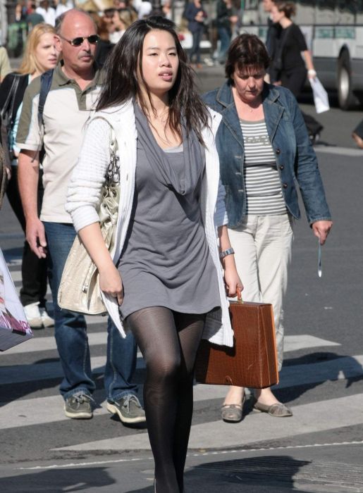 Good Looking Girls Walking In The Streets (40 pics)