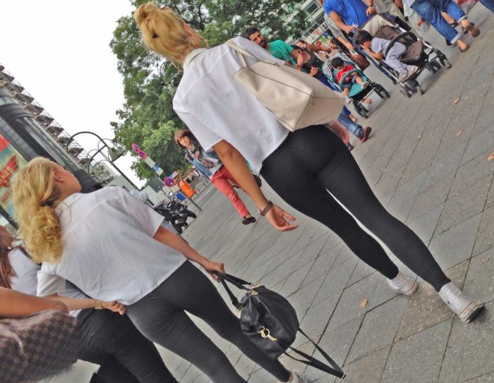 Good Looking Girls Walking In The Streets (40 pics)