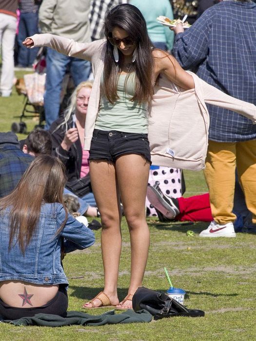 Good Looking Girls Walking In The Streets (40 pics)