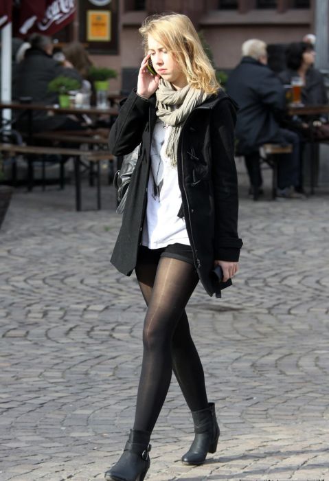 Good Looking Girls Walking In The Streets (40 pics)