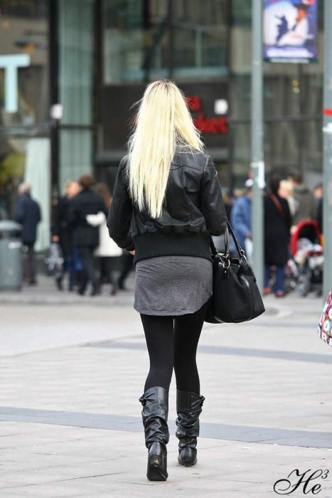Good Looking Girls Walking In The Streets (40 pics)