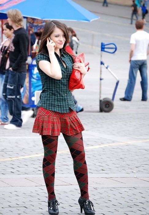 Good Looking Girls Walking In The Streets (40 pics)