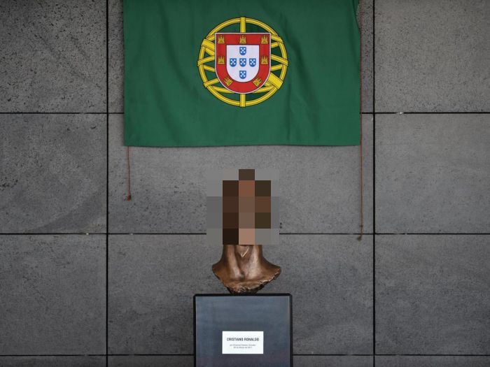 Cristiano Ronaldo Statue (3 pics)